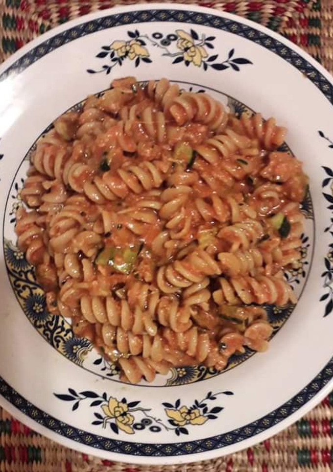 Una foto de Fideos tornillos en salsa de tomate con zapallitos