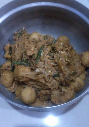 รูปของ ผัดหมี่โคราชใส่หมูและลูกชิ้นปลา