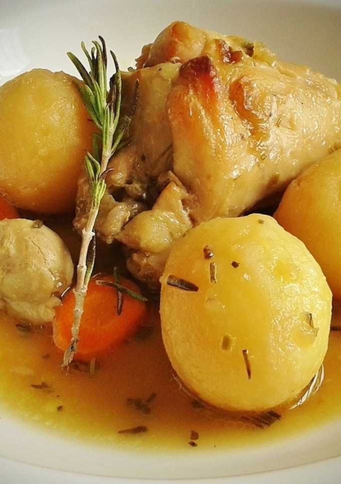 Una foto de Conejo asado con patatas