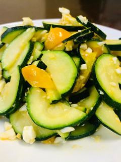 【媽媽家常菜】甜椒鹹蛋櫛瓜 的食譜成品照片