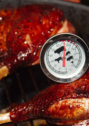 Zdjęcie przepisu Przepis na wędzone na grillu kacze udka z sosem melasowym.