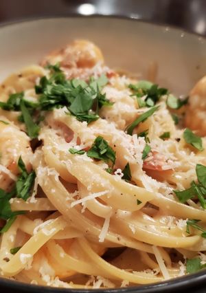 A picture of Garlic White Wine Shrimp Pasta.