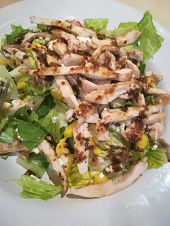 Una foto de Ensalada veraniega de pollo con mango