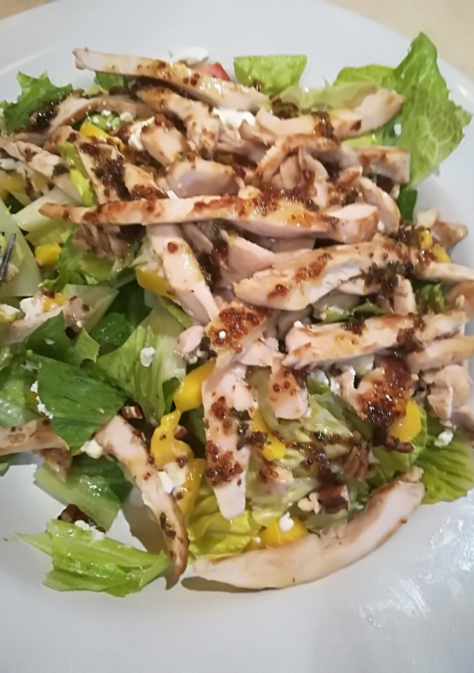Una foto de Ensalada veraniega de pollo con mango