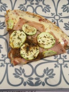 Una foto de Pizza de calabacín y salsa café de París