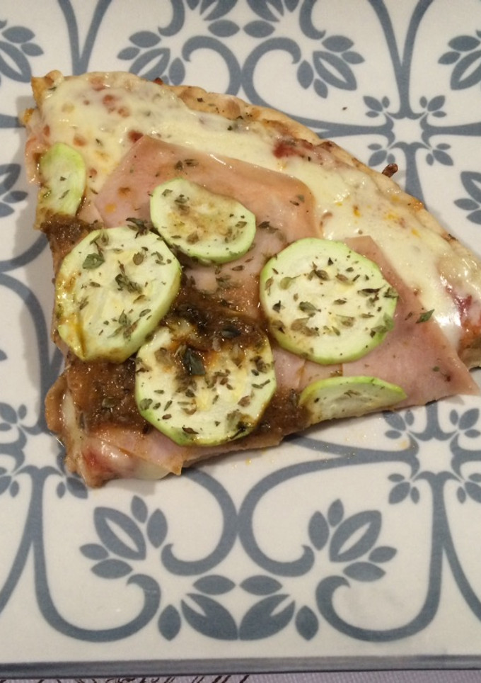 Una foto de Pizza de calabacín y salsa café de París