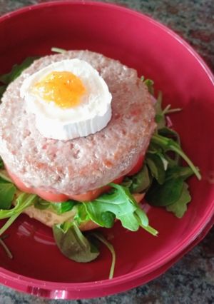 Una foto de Hamburguesa con Queso de Cabra y Confitura de Higos
