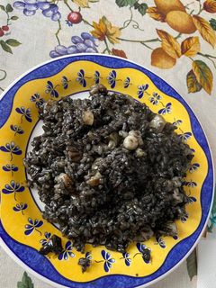 Una foto de Arroz negro con choco y langostinos