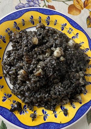Una foto de Arroz negro con choco y langostinos