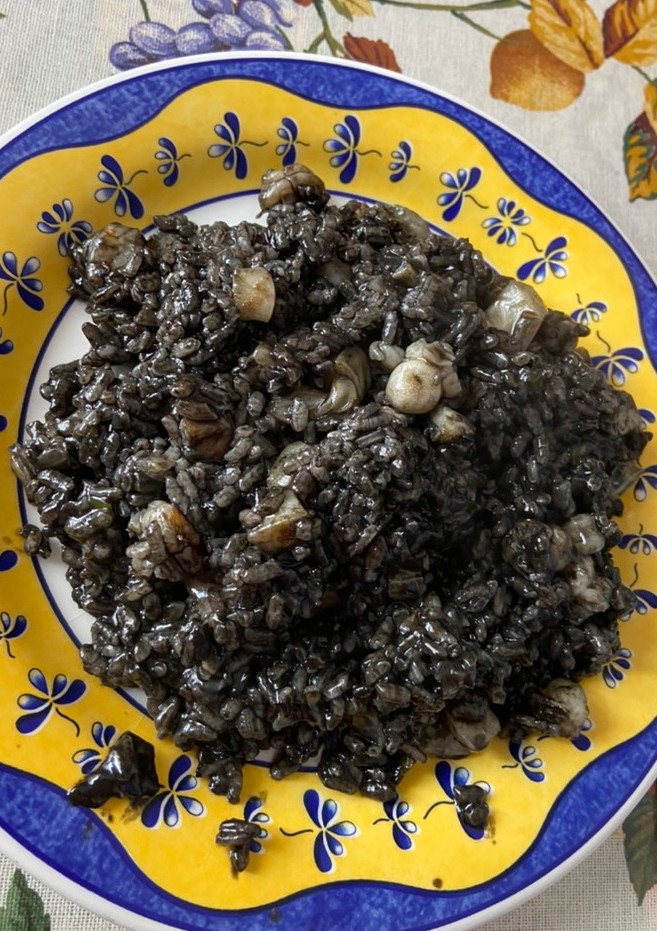 Una foto de Arroz negro con choco y langostinos