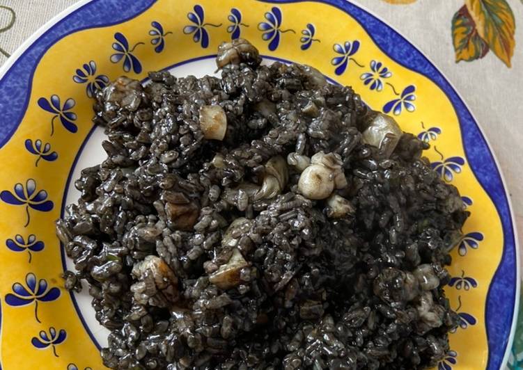 Arroz negro con choco y langostinos