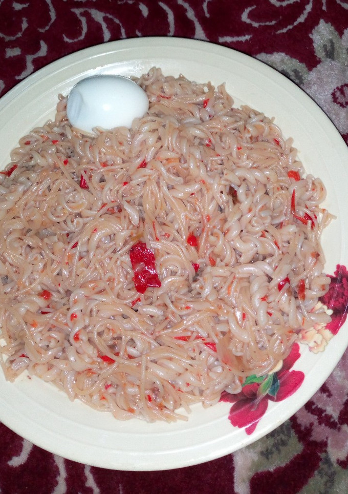 A picture of Jollof Spaghetti and macaroni with egg.