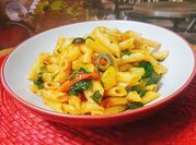 Una foto de pasta con aceitunas