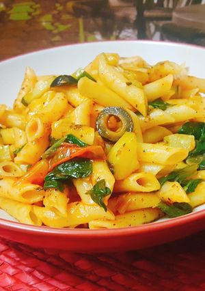 Foto principal de Pasta con puerro, espinacas y aceitunas negras (vegano)