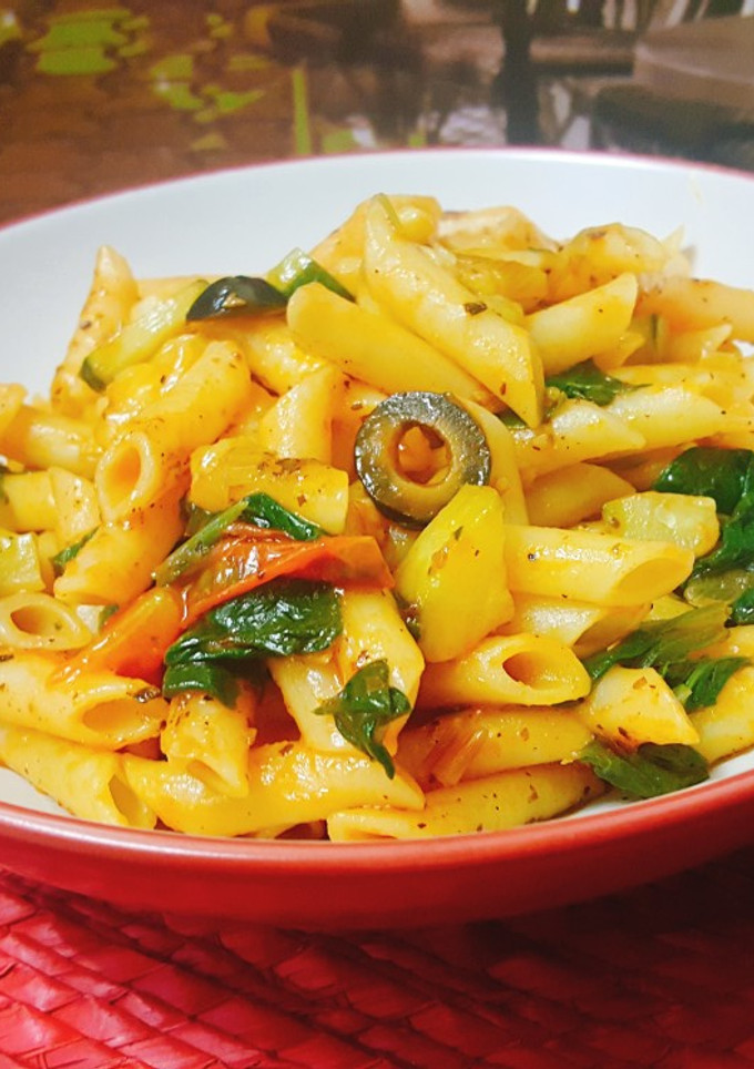 Una foto de Pasta con puerro, espinacas y aceitunas negras (vegano)