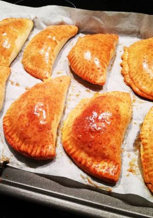 Una foto de Empanadas de col rizada y pollo
