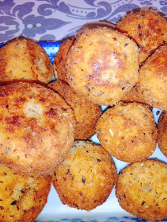 Una foto de Bombas de papa rellenas de muzzarella 🥳💜