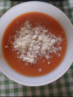 Una foto de Gazpacho de fresas con parmesano