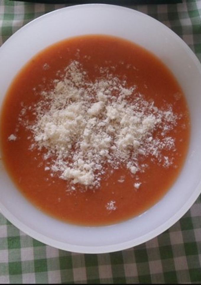 Una foto de Gazpacho de fresas con parmesano
