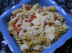 Una foto de Hélices (tirabuzones) caprese al horno