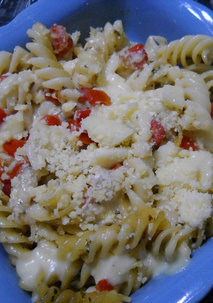 Una foto de Hélices (tirabuzones) caprese al horno