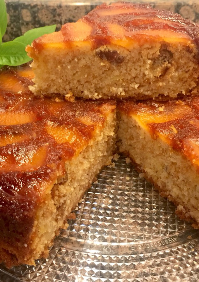 Una foto de Pastel de manzana con pasas al ron