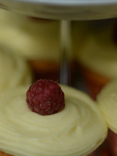 Una foto de Cupcakes de limón y frambuesas
