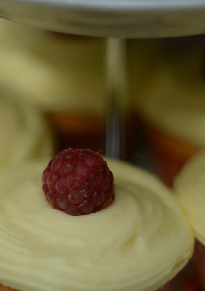 Una foto de Cupcakes de limón y frambuesas