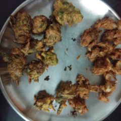 A picture of Onion pokra/Pkoda.