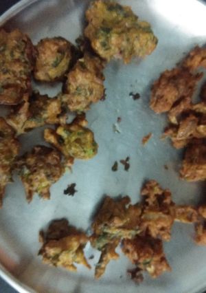 A picture of Onion pokra/Pkoda.