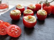 Una foto de tomates rellenos
