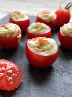 Una foto de Tomates cherry rellenos de hummus de aguacate