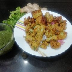 A picture of Kurkuri cauliflower fritters.