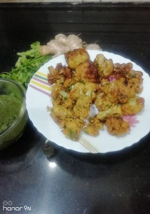 A picture of Kurkuri cauliflower fritters.
