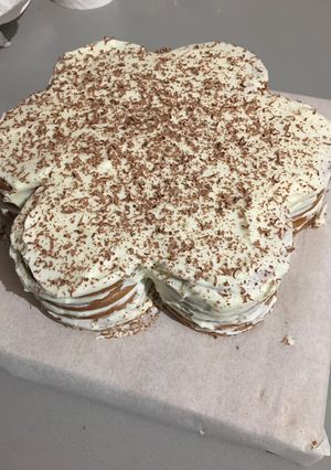 Una foto de Tarta de galletas en flor con leche condensada 😋