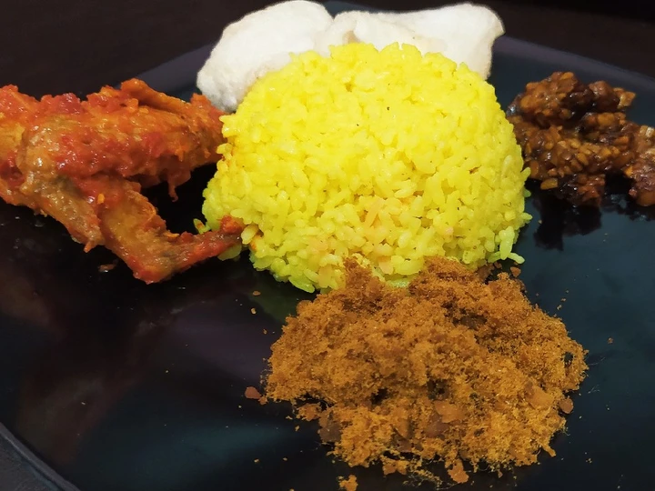 Langkah Mudah untuk Menyiapkan Resep  Nasi kuning gurih,enak dan simpel yang Bisa Manjain Lidah, Sempurna