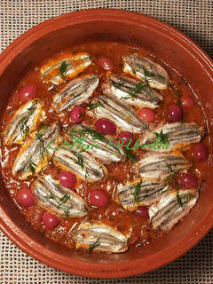 Una foto de Cazuela de boqueroncillos, en salsa de tomate, ajo y perejil