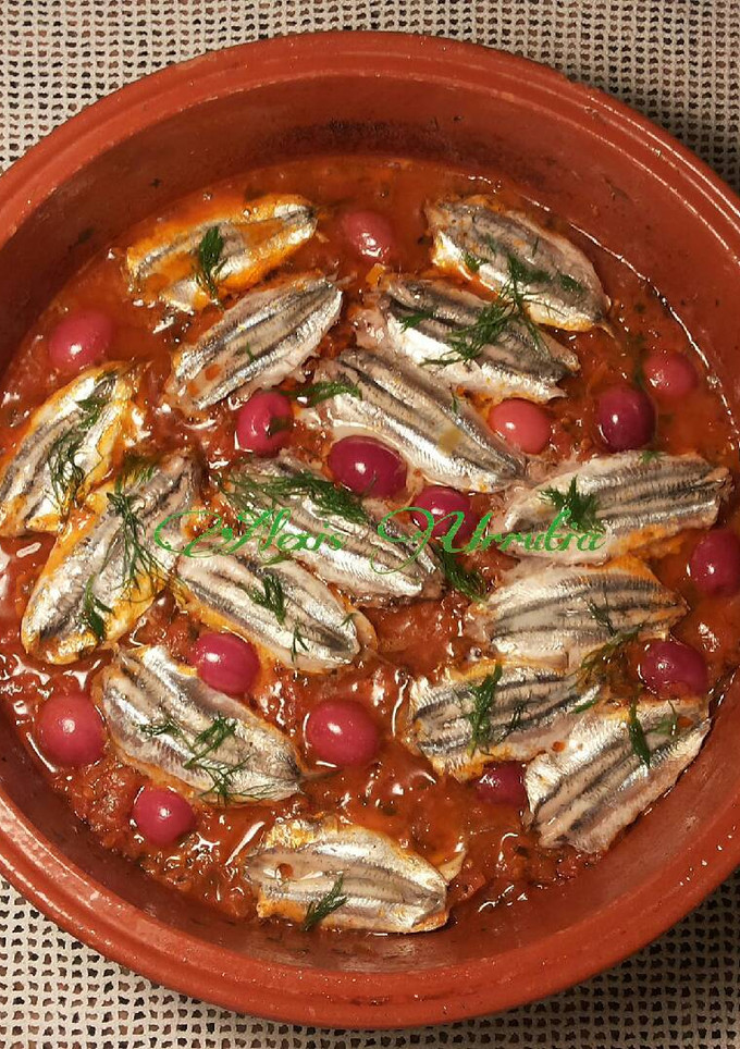 Una foto de Cazuela de boqueroncillos, en salsa de tomate, ajo y perejil