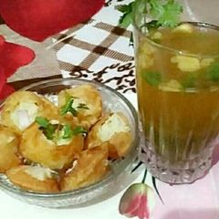 A picture of Dahi poori.
