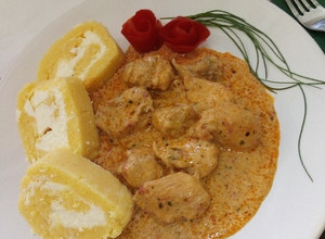 "Tűrt" juhtúrós puliszka tejfölös csirkepaprikáshoz recept fotója