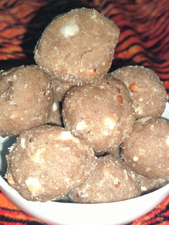 आटे और गोंद के लड्डू (aate aur gond ke ladoo recipe in Hindi) रेसिपी मुख्य फोटो