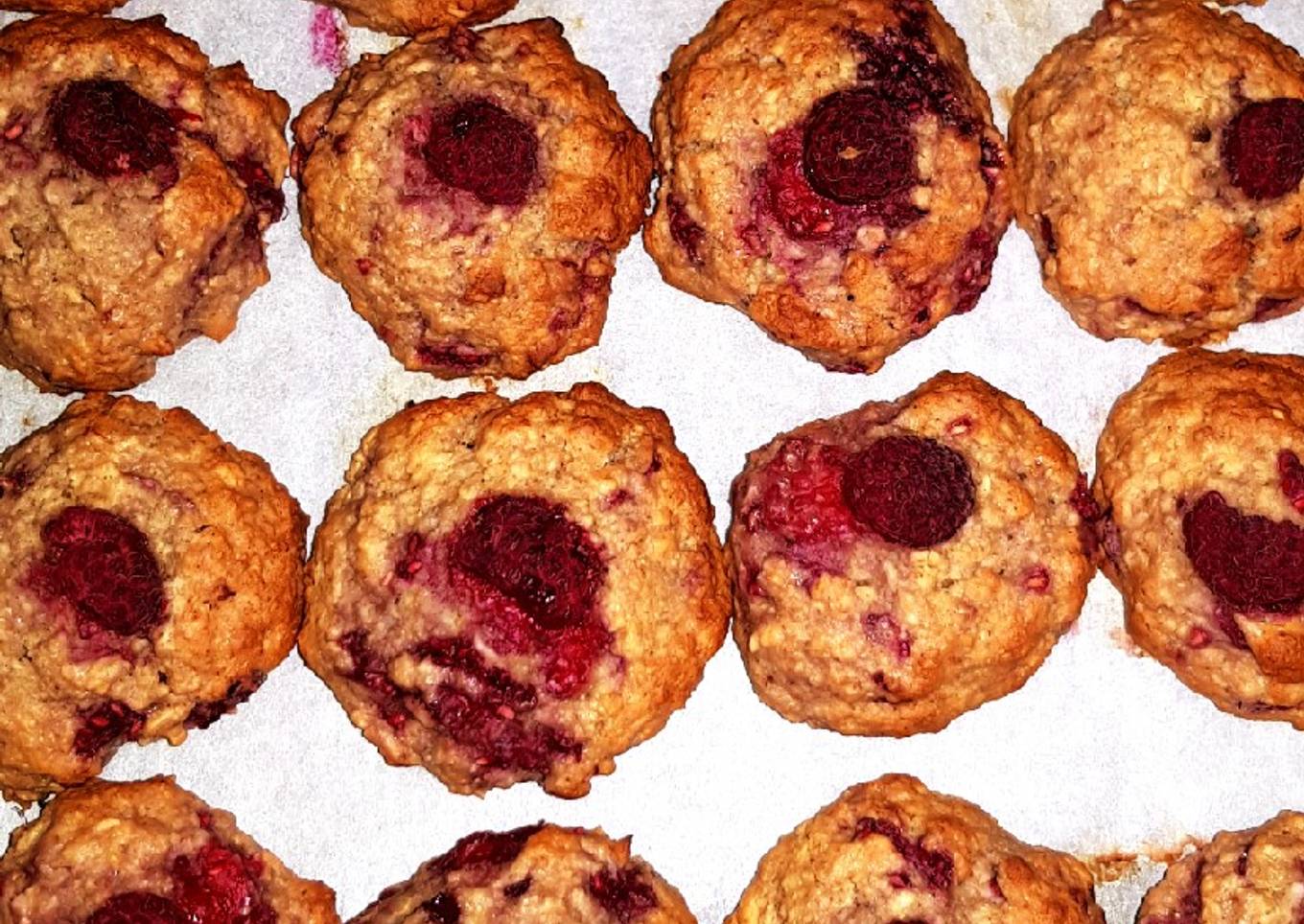 Raspberry cookies with oat flour