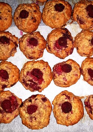 A picture of Raspberry cookies with oat flour.
