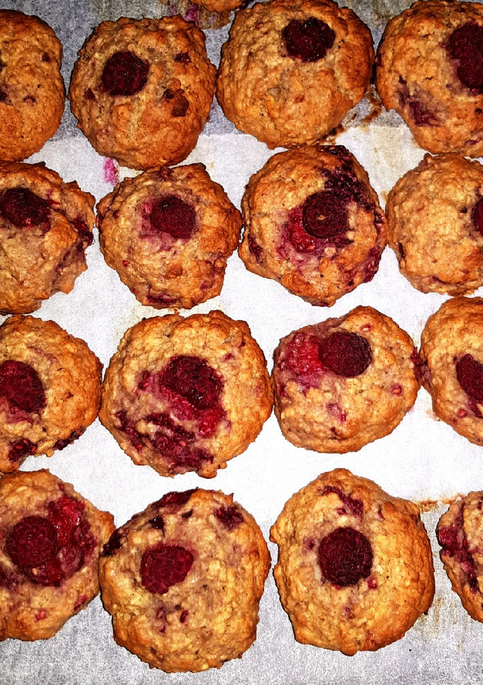 A picture of Raspberry cookies with oat flour.