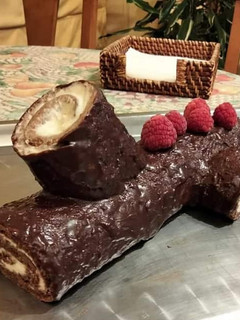 Una foto de Tronquito Velvet relleno crema queso y cobertura chocolate