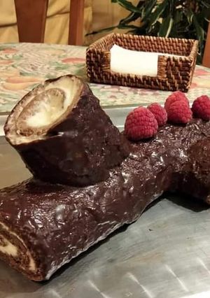 Una foto de Tronquito Velvet relleno crema queso y cobertura chocolate