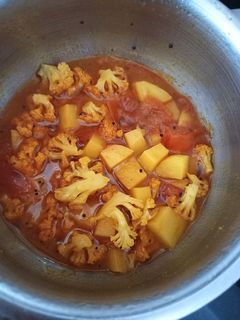 ફ્લાવર બટાકા નુ શાક (Flower Bataka Shak Recipe In Gujarati) રેસીપી મુખ્ય ફોટો