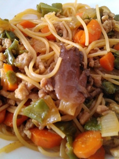 Una foto de Spaghettis chinos, con carne, verduras y soja