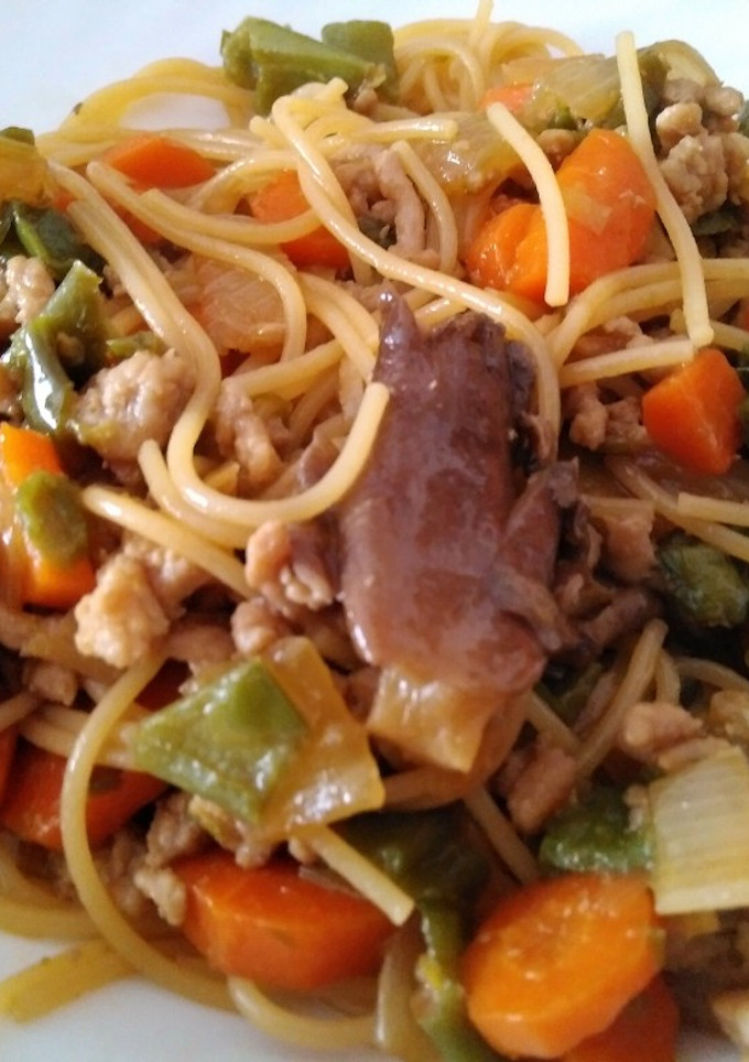 Una foto de Spaghettis chinos, con carne, verduras y soja