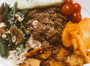Una foto de 💛Bowl tropical con carne molida, auyama y zanahoria asada, arroz integral y puré de papa 💛